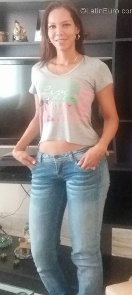 Date this nice looking Colombia girl Diana from Cali CO21728