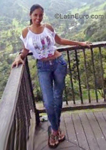 Date this attractive Colombia girl Maria from Buenaventura CO22198