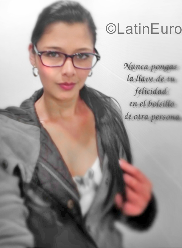 Date this attractive Colombia girl Mary from Bogota CO22023