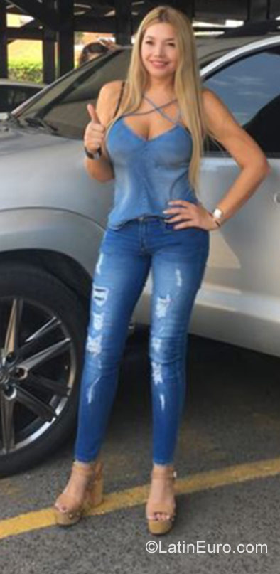 Date this voluptuous Colombia girl Viviana from Barranquilla CO22027