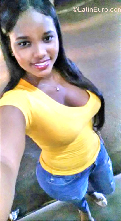 Date this young Dominican Republic girl Yokari from Santo Domingo DO29787