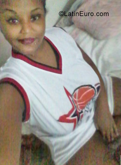 Date this foxy Dominican Republic girl Kiara from Santiago DO29838