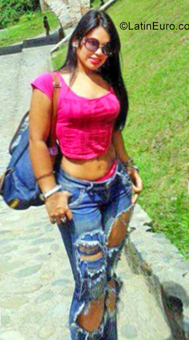 Date this nice looking Colombia girl Mauren from Guacari CO22196