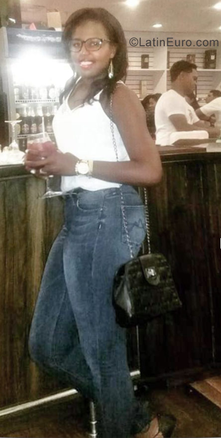 Date this nice looking Dominican Republic girl Victoria from Santo Domingo DO30068