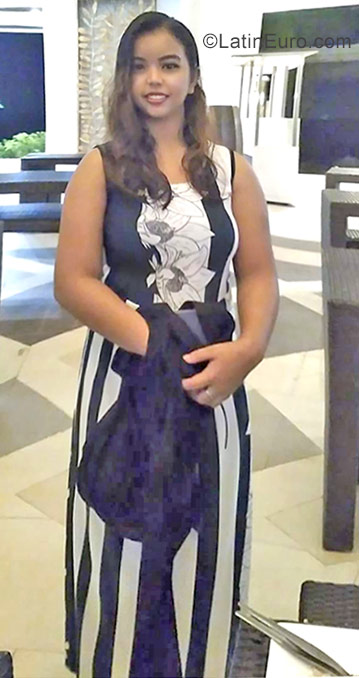 Date this passionate Philippines girl Yhanna from Pasay City PH978