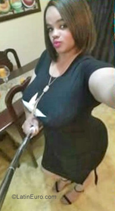 Date this happy Dominican Republic girl Daydi from Santo Domingo DO30185