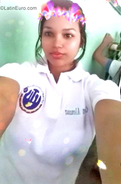 Date this sensual Venezuela girl Carmen from El Tigre VE883