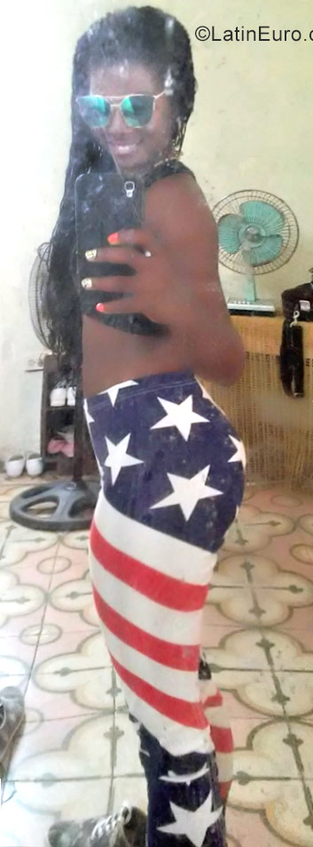 Date this voluptuous Cuba girl Synaile from Camaguey CU101