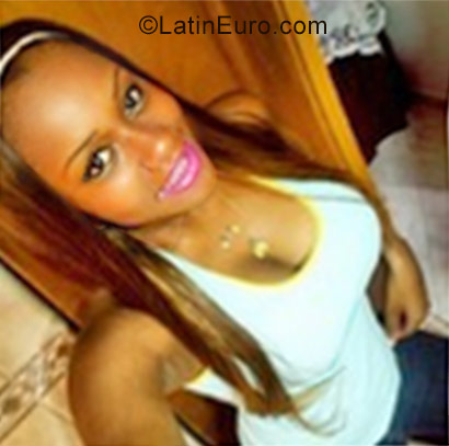 Date this lovely Colombia girl Daniela from Cali CO22297