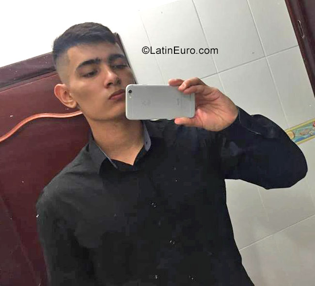Date this pretty Venezuela man Rey from Valencia VE974