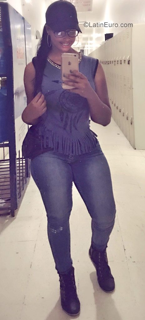 Date this exotic Dominican Republic girl Diomaris from San Pedro De Macoris DO30422