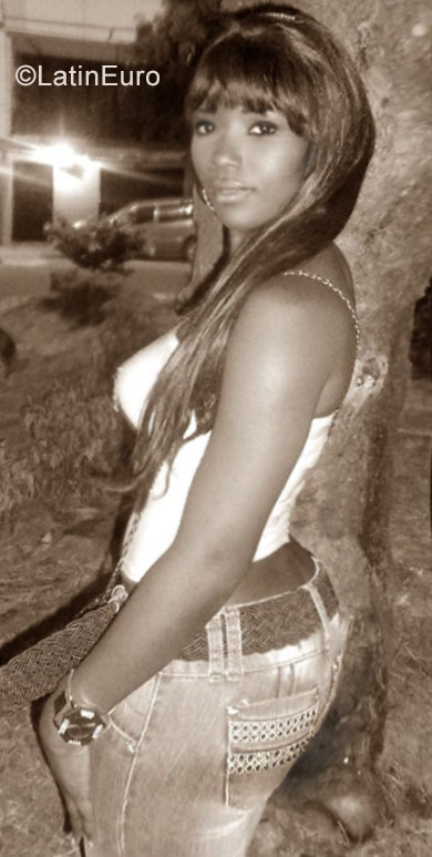 Date this sultry Colombia girl Yami from Cali CO22493