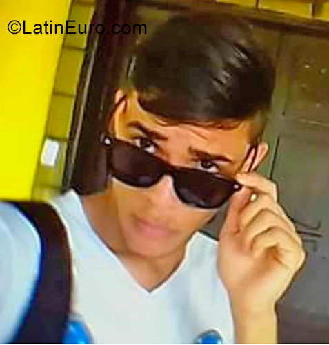 Date this hard body Venezuela man Cesar from Valencia VE1004