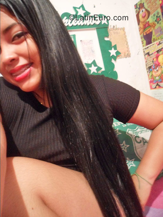 Date this nice looking Colombia girl Michelle from Cali CO22507