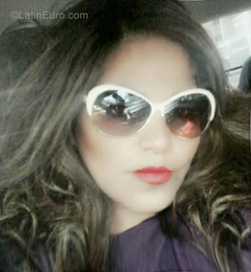 Date this nice looking Ecuador girl Samy from Quito EC216