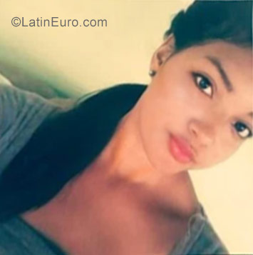 Date this hard body Venezuela girl Samantha from Barquisimeto VE1025