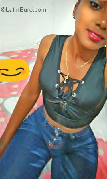 Date this athletic Dominican Republic girl Estephani from Santo Domingo DO30537