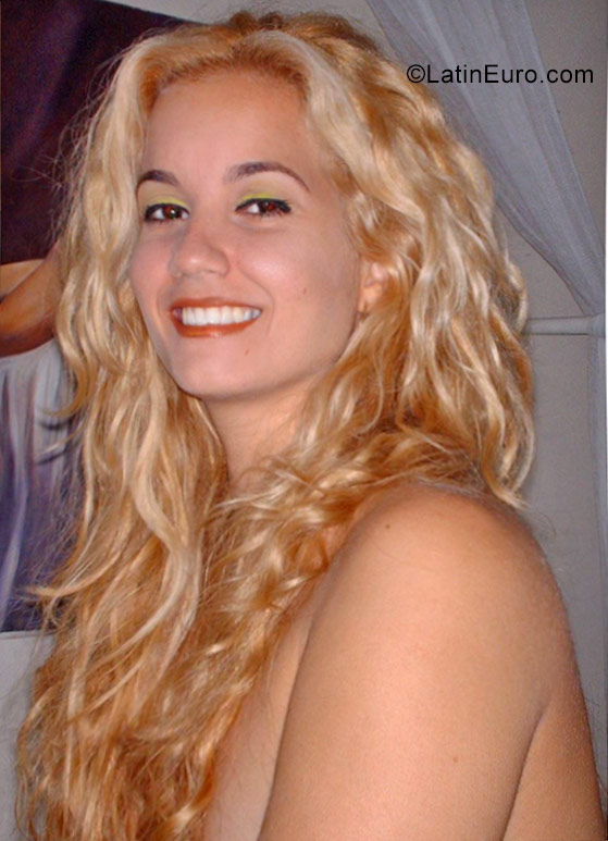Date this georgeous Cuba girl Yahi from Havana CU144