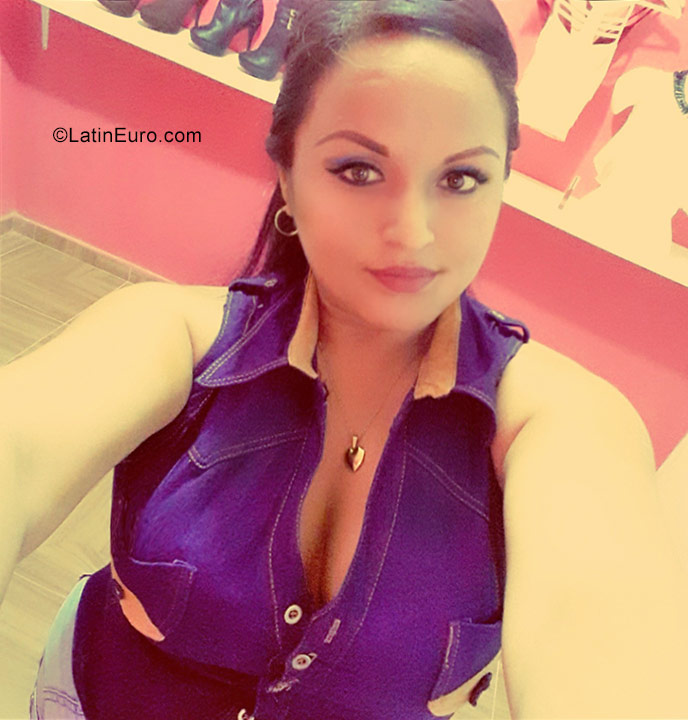 Date this gorgeous Peru girl Fiorela from Chiclayo PE1155