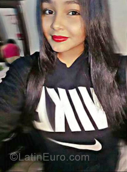 Date this nice looking Colombia girl Andrea from Palmira CO22751