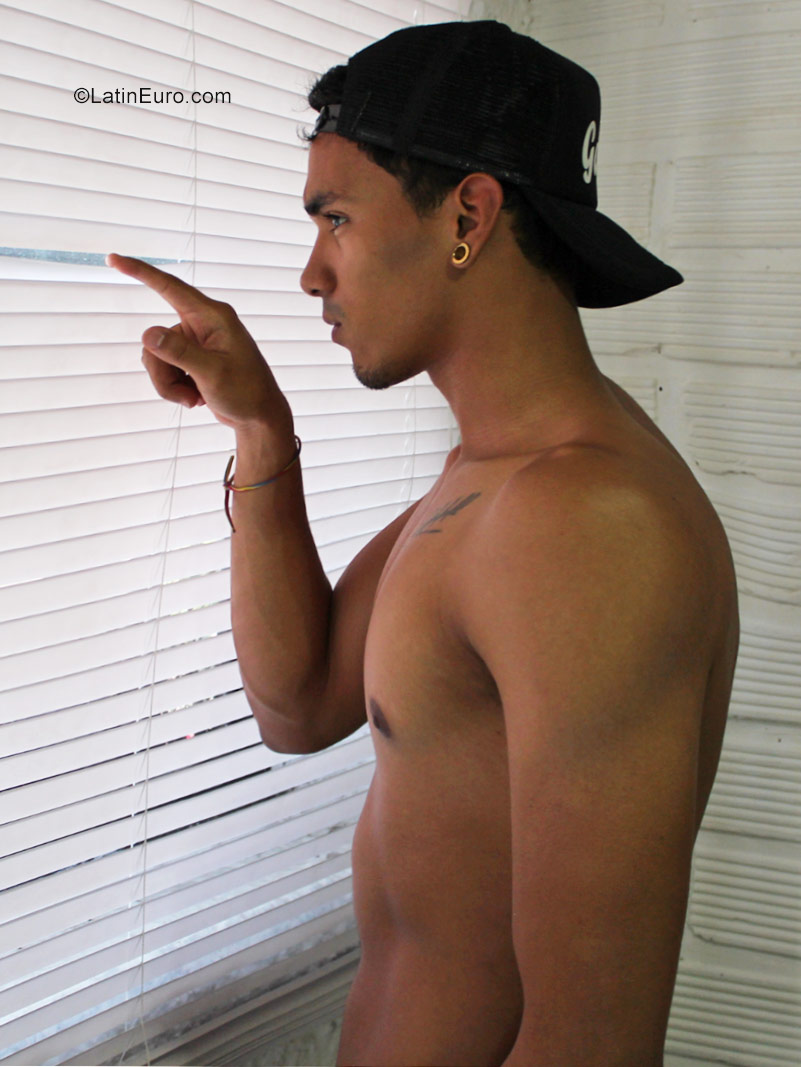 Date this charming Colombia man Gabriel from medellin CO22862