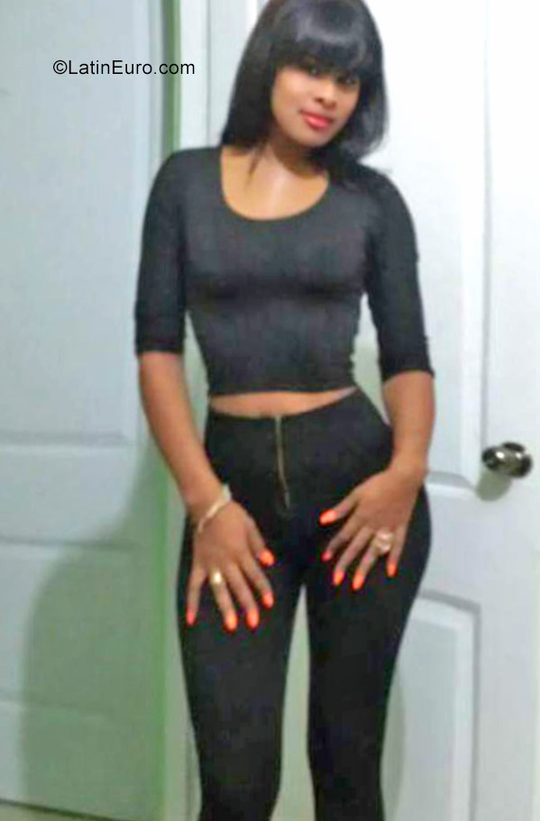 Date this attractive Dominican Republic girl Ana from Santo Domingo DO30905