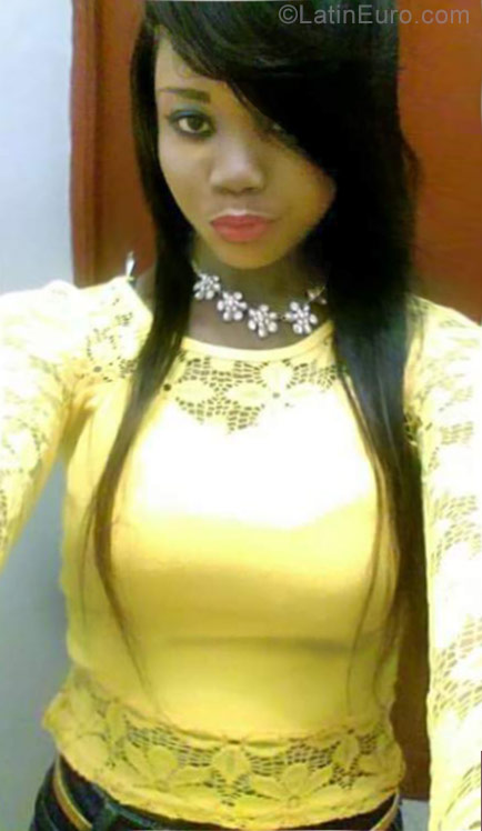 Date this hard body Dominican Republic girl Daphnee from Santo Domingo DO31169