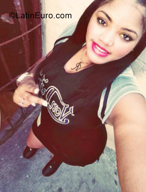 Date this georgeous Dominican Republic girl Rocio from Santo Domingo DO31242