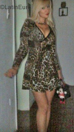 Date this nice looking Colombia girl Maya305 from Floridablanca CO23165