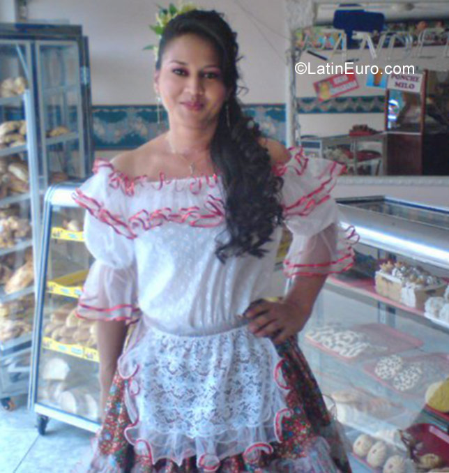 Date this sultry Colombia girl Maria from Armenia CO23179