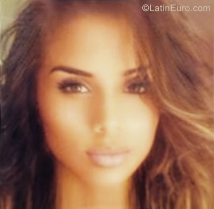 Date this foxy Venezuela girl Adri from Valencia VE1284