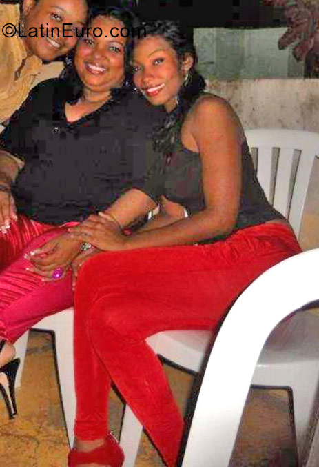 Date this happy Dominican Republic girl Chaveli from Chaveli DO31306