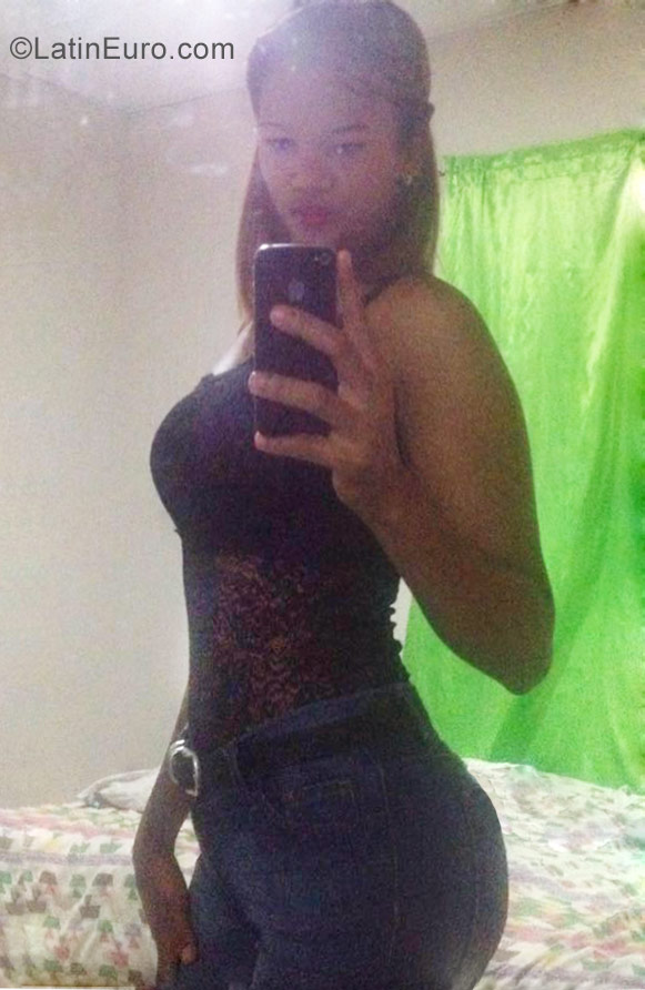 Date this foxy Dominican Republic girl Gissel from Santo Domingo DO33764