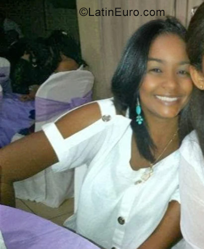 Date this voluptuous Dominican Republic girl Hindra from Santo Domingo DO31400
