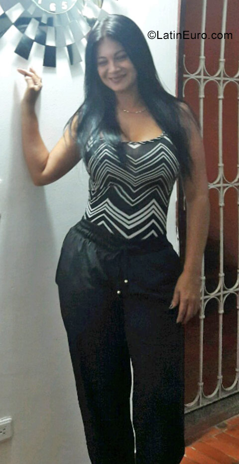 Date this attractive Colombia girl Maria from Barranquilla CO23253