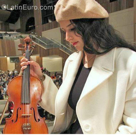 Date this attractive Brazil girl Leah from Curitiba BR10438