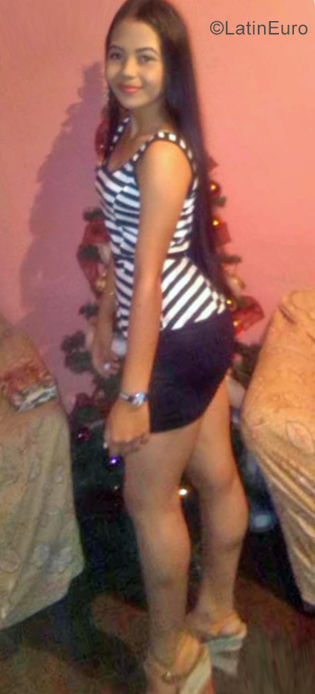 Date this hard body Venezuela girl Lucia from California VE1343