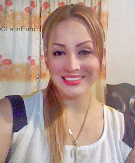 Date this nice looking Venezuela girl Indhira from Maracay VE1353