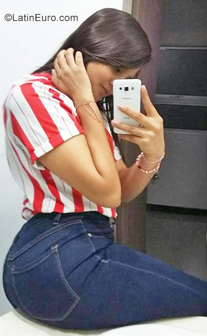 Date this voluptuous Colombia girl Nat from Barranquilla CO23366
