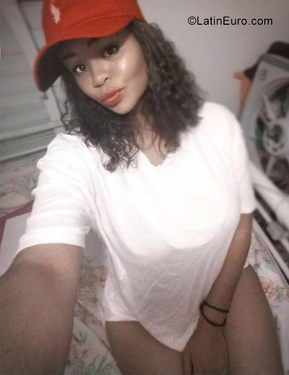 Date this pretty Dominican Republic girl Nenie from Santo Domingo DO31653