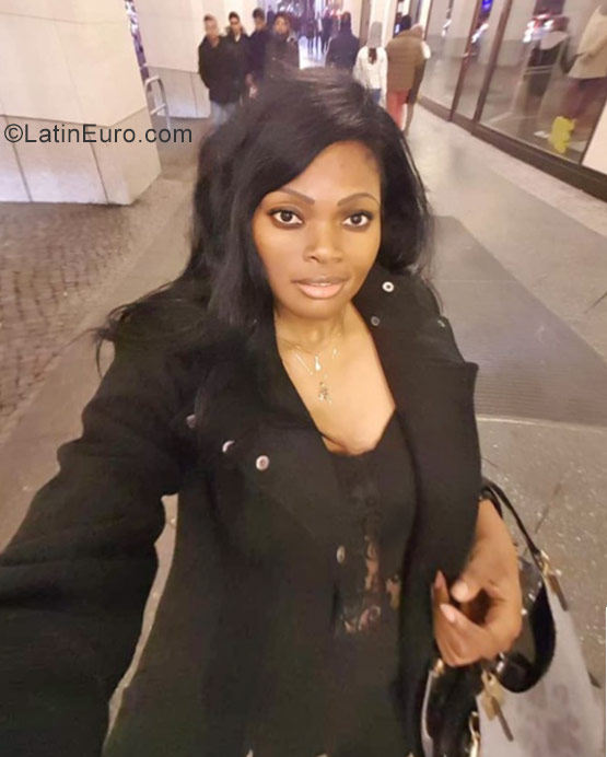 Date this athletic Germany girl Carine from Fürstenwalde DE456