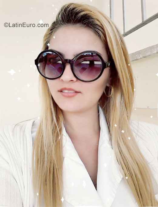 Date this sultry Cuba girl Yenifer from Cienfuegos CU259