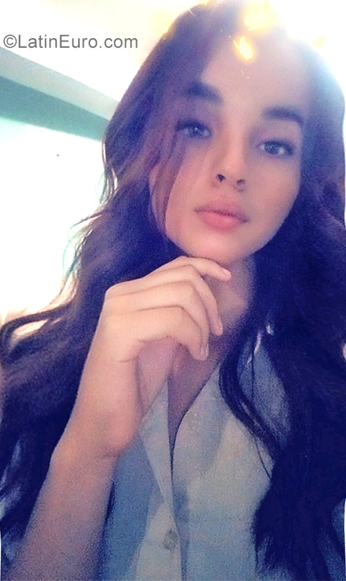 Date this attractive Colombia girl Eugenia from Valencia CO23517