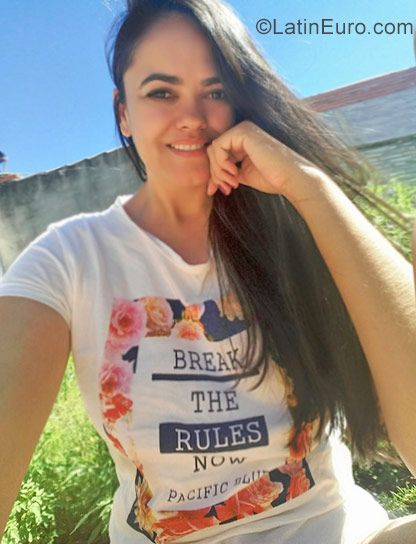 Date this athletic Brazil girl Katiane from Taiobeiras BR10967
