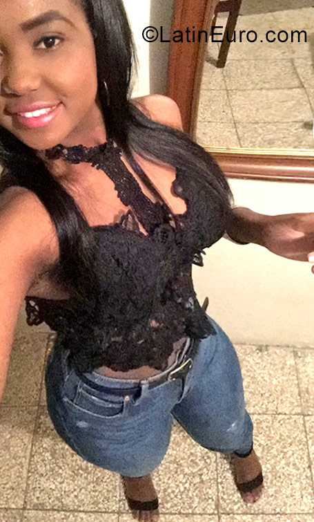 Date this foxy Dominican Republic girl Manuela from Santo Domingo DO31897