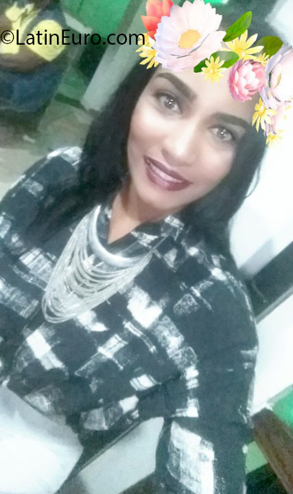 Date this voluptuous Dominican Republic girl Yohanna from Santo Doningo DO31954