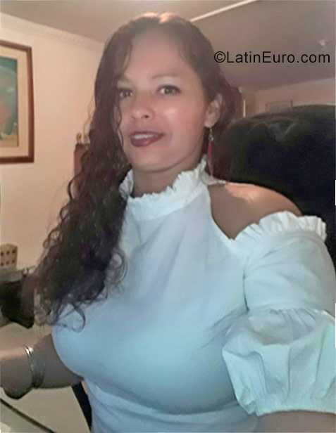 Date this stunning Colombia girl Lina from Bogota CO23627