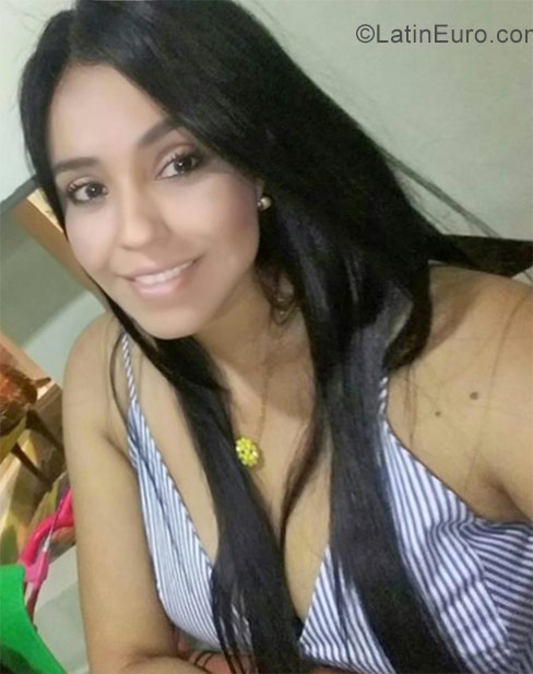 Date this charming Colombia girl Paola from Cali CO23640
