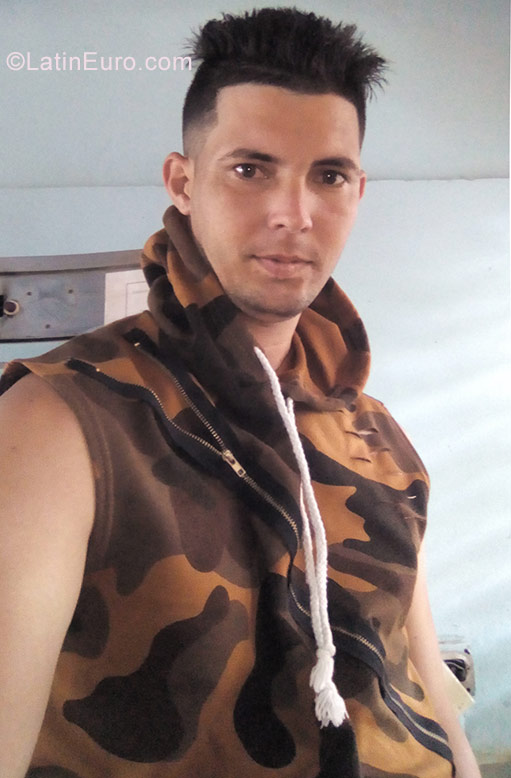 Date this pretty Cuba man Cmolivera from Holguin CU273