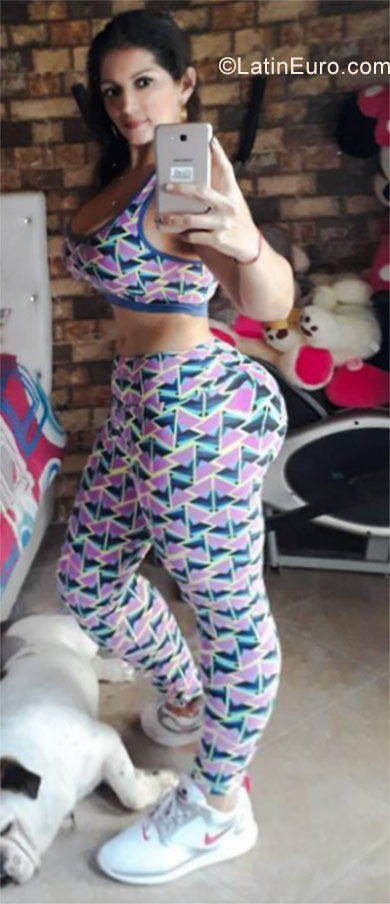 Date this sultry Colombia girl Jhoanna from Cali CO23643